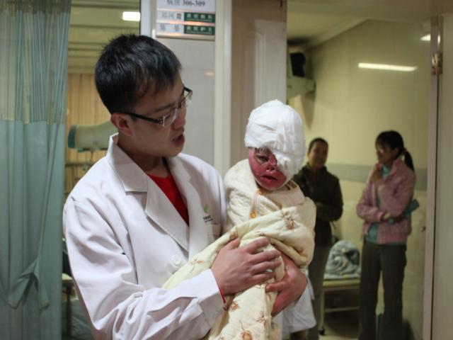 「盼盼」重庆华岩文教基金会前往西南医院看望烧伤男婴柳盼盼