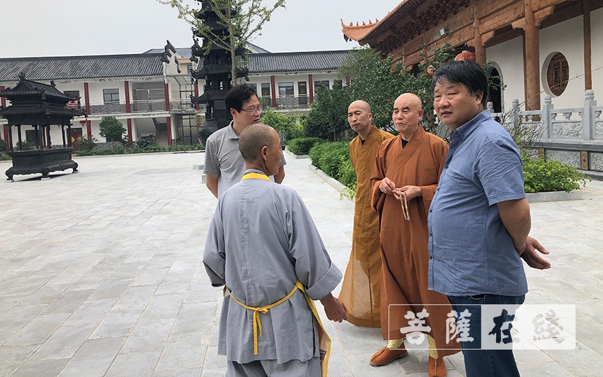 「抗洪抢险」合肥庐江县庆复禅寺原方丈慧庆法师为一线抗洪抢险人员送去生活慰问物资 「抗洪抢险」合肥庐江县庆复禅寺原方丈慧庆法师为一线抗洪抢险人员送去生活慰问物资