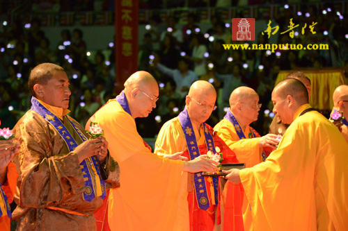 「佛教」庆祝澳门回归十五周年祈福法会圆满闭幕万人传灯祈福 「佛教」庆祝澳门回归十五周年祈福法会圆满闭幕万人传灯祈福