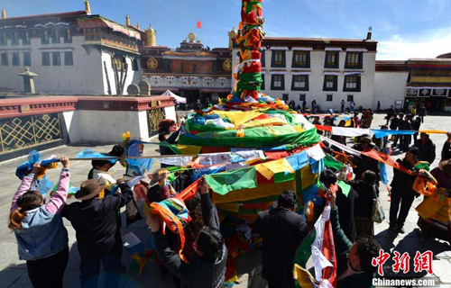 「拉萨」西藏拉萨大昭寺大经杆藏历新年前换经幡
