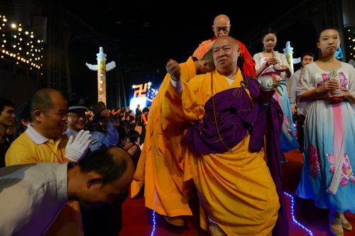 「佛教」慈光指引：2013万众普佛供灯祈福大典在深圳弘法寺隆重举行
