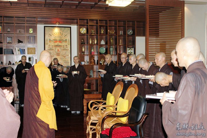 「东林寺」传印长老于佛诞节在东林寺为18位净人举行剃度仪式