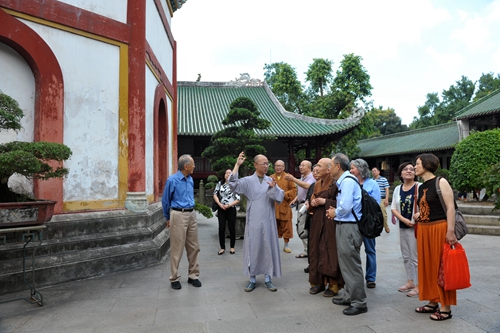 美国万佛圣城恒全法师一行参访广东韶关南华禅寺