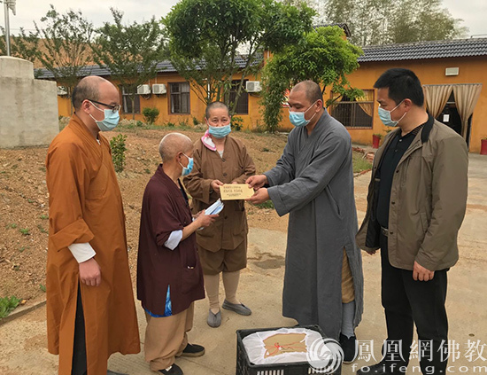 「佛教」湖北咸安民宗局与佛协慰问寺院教职人员 发放疫情救助慰问金 「佛教」湖北咸安民宗局与佛协慰问寺院教职人员 发放疫情救助慰问金