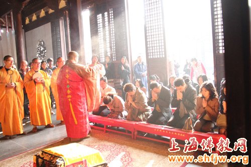「泰国国王」泰国驻上海大使在龙华古寺为泰国国王祈福
