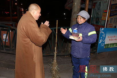 「早餐」最冷冬日 玉佛禅寺暖心早餐温暖了环卫工的心