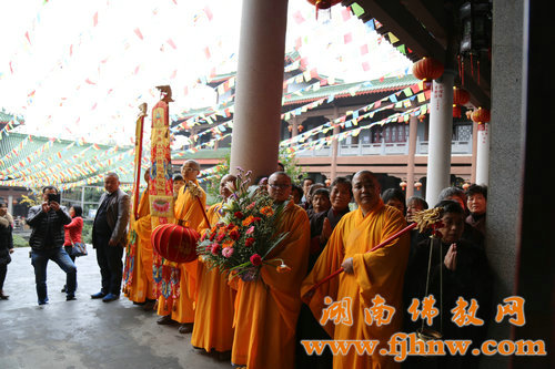 「佛教」湖南省佛教协会2015年传授二部僧戒法会广法寺(男众)举行结界洒净 「佛教」湖南省佛教协会2015年传授二部僧戒法会广法寺(男众)举行结界洒净
