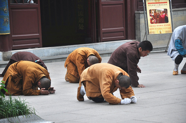 千人三步一拜 瞻礼佛顶骨舍利