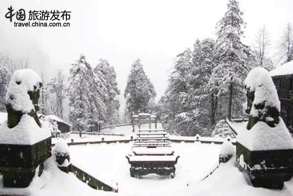 「佛教」远离尘垢的佛教净地 大雪为峨眉山古庙群添禅意