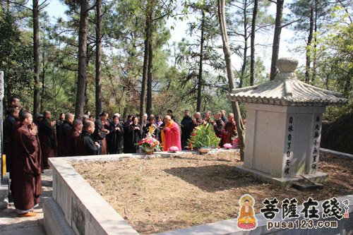 「祭祀」秋爽大和尚携四众弟子为大休上人扫墓祭祀