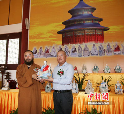 「佛教」澳门议员赠广东翁源千年古刹东华寺500尊彩瓷罗汉