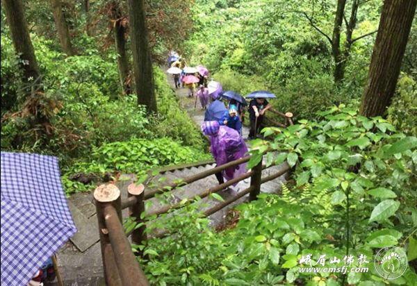 「普贤菩萨」四川峨眉山举行“行愿百人行　践行普贤愿”第十六期行愿慈善行
