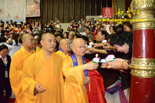 「佛教」庆祝澳门回归十五周年祈福法会圆满闭幕万人传灯祈福 「佛教」庆祝澳门回归十五周年祈福法会圆满闭幕万人传灯祈福