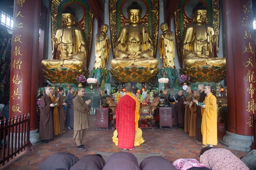 「佛教」广东韶关南华禅寺举行清明追思放生法会