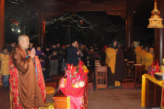 「灵光寺」北京灵光寺佛牙塔前隆重举行供佛斋天法会