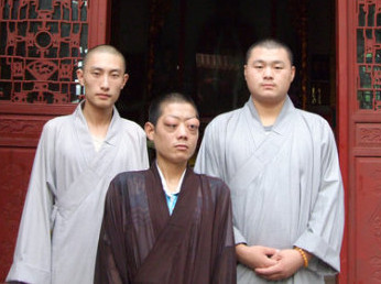 为何著名餐馆老板的脸已变成动物脸,令小偷几乎吓晕？老板已无法见人
