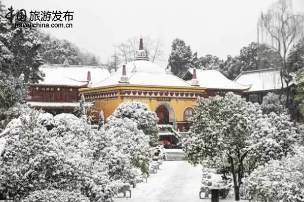 「佛教」远离尘垢的佛教净地 大雪为峨眉山古庙群添禅意