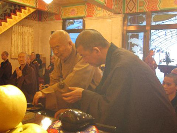 「佛教」人天眼灭·慧日西沉 星云大师海明寺为悟明长老拈香致意