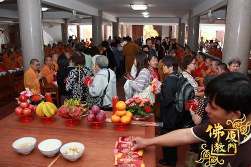 「佛教」新加坡佛教总会副主席法照大和尚一行在太平岩寺举行斋僧植福法会