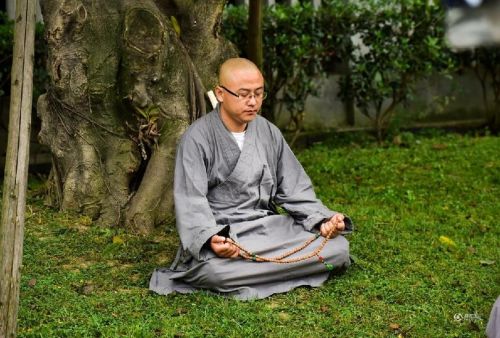 「成都大慈寺」四川成都大慈寺50名僧众徒步180公里前往峨眉山