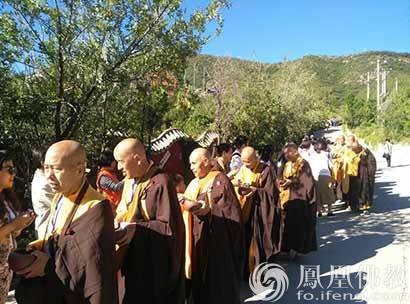 「佛教」河北张家口云泉禅寺戒场举办托钵法会