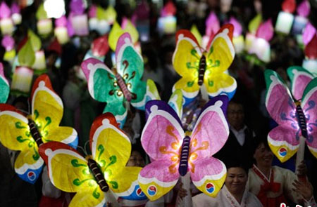 「佛教」韩国首尔佛教徒在参加“燃灯节”游行祭祀活动