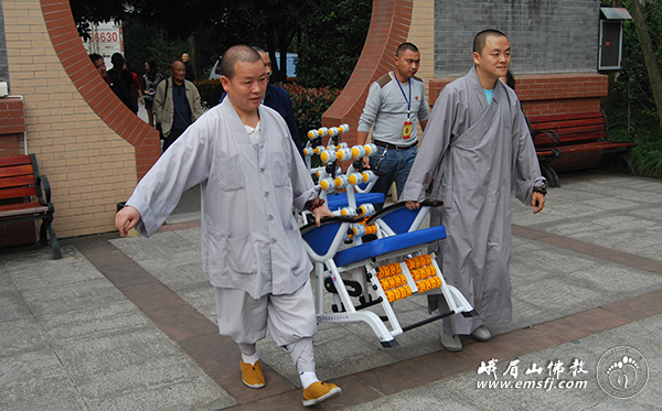 「慈善」四川峨眉山行愿慈善事业基金会开展尊老爱老活动