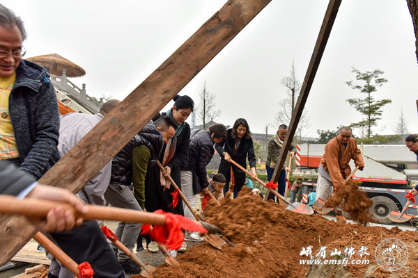 「峨眉山」四川峨眉山大佛禅院僧众为名山植树添绿