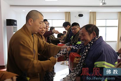 「早餐」最冷冬日 玉佛禅寺暖心早餐温暖了环卫工的心