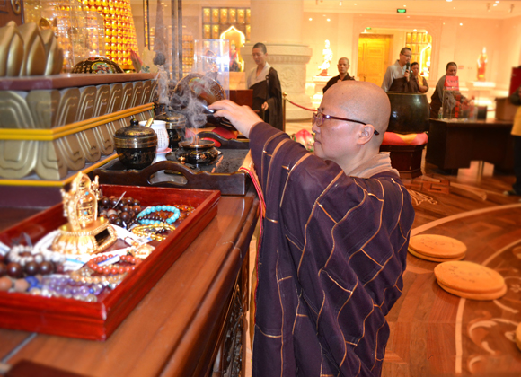 「观音」海南海口泰华庵僧众团虔诚礼拜海上观音 「观音」海南海口泰华庵僧众团虔诚礼拜海上观音