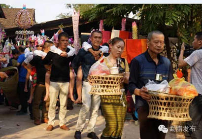 「出家」同时出家的双胞胎兄弟临行前为父母洗脚