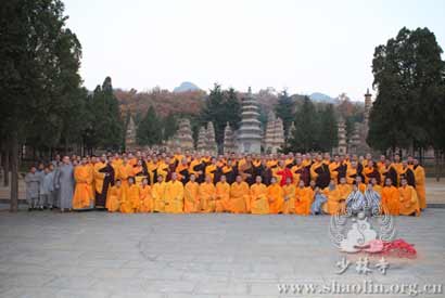 「少林寺」寒衣节河南少林寺方丈永信法师带领僧众一行到塔林祭祖