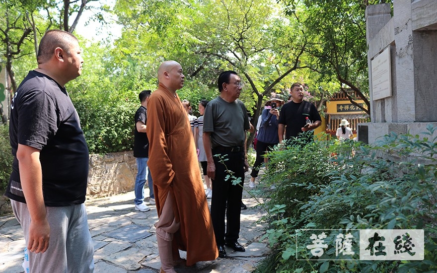 「侯耀华」即兴挥毫书禅意,相声大师侯耀华参访兴化禅寺 「侯耀华」即兴挥毫书禅意,相声大师侯耀华参访兴化禅寺