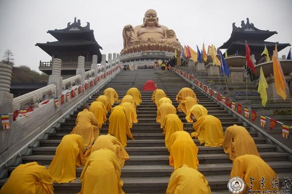 「三月三」“三月三·龙华会”浙江雪窦寺举行朝拜弥勒大佛祈福法会