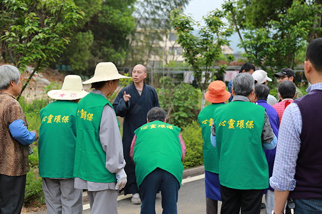 「东林寺」江西东林寺净土苑僧俗二众为祖庭斋堂出坡运柴