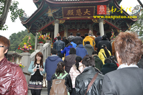 「佛教」青海省玉树州孤儿学校访问团参访厦门南普陀寺