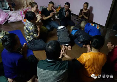 「出家」同时出家的双胞胎兄弟临行前为父母洗脚