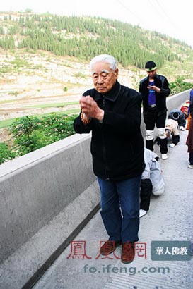 「佛教」山东博山正觉寺法师三步一叩朝九华山 历时一年达800公里
