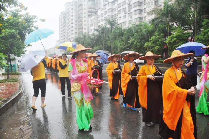 「佛教」风雨无阻托钵行—千佛塔寺大型托钵活动