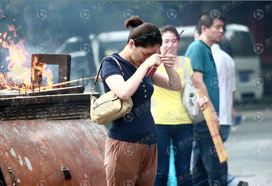 「佛教」胡可现身寺庙烧香 为全家人祈福