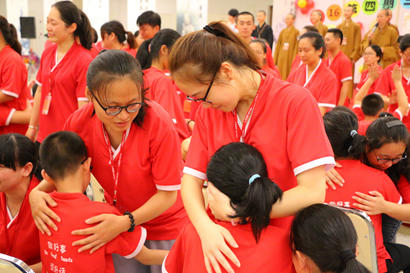 「摄影」佛光祖庭儿童营结营 奉茶献祝福家长喜极而泣