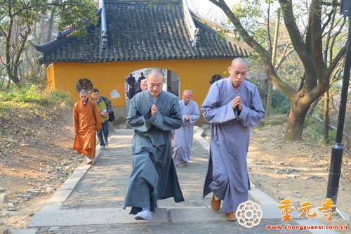 「灵岩山」苏州寒山书院全体学僧三步一叩朝拜苏州灵岩山