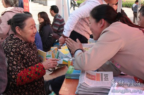 「低碳环保生活」从我做起 近千市民环湖慢跑倡导低碳环保