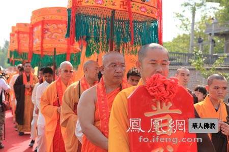 「中国佛教协会」印顺法师荣膺尼泊尔中华寺方丈 传印长老送座