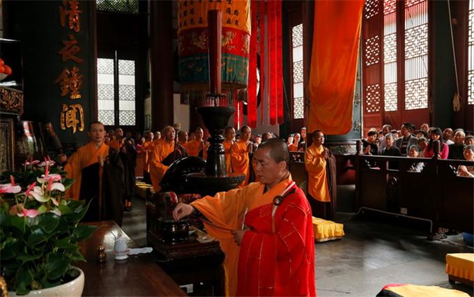 「地震」浙江杭州灵隐寺为尼泊尔等地震灾区举行消灾祈福法会