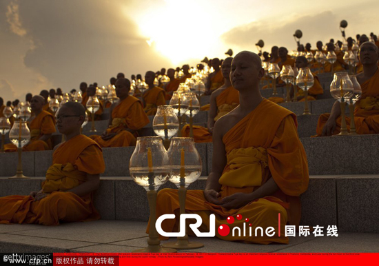 「僧侣」泰国举办宗教活动纪念万佛节 各寺庙和信众虔诚礼佛