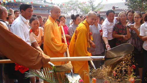 「佛教」三河市灵山寺隆重举行“大佛顶尊胜陀罗尼经幢”和“佛法大藏经”奠基法会