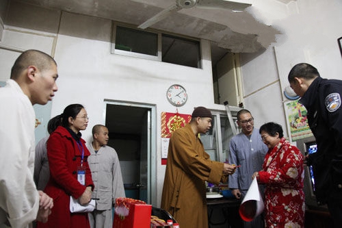 「佛教」闽南佛学院：众缘爱心慈善小组新春慰问贫困户