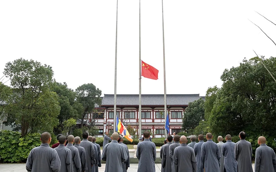「升旗仪式」爱国爱教，普陀山等宗教场所恢复开放首日升国旗