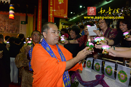 「佛教」庆祝澳门回归十五周年祈福法会圆满闭幕万人传灯祈福 「佛教」庆祝澳门回归十五周年祈福法会圆满闭幕万人传灯祈福